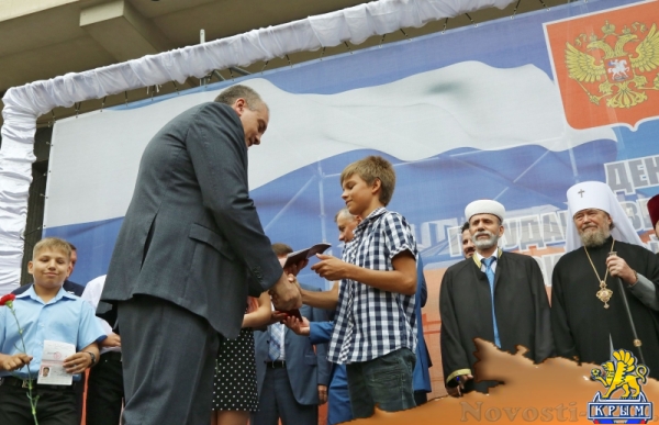 Столица Республики Крым празднует День Государственного флага России (ФОТО) - «Общество Крыма» Столица Республики Крым празднует День Государственного флага России (ФОТО) - «Общество Крыма»