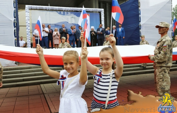 Столица Республики Крым празднует День Государственного флага России (ФОТО) - «Общество Крыма» Столица Республики Крым празднует День Государственного флага России (ФОТО) - «Общество Крыма»