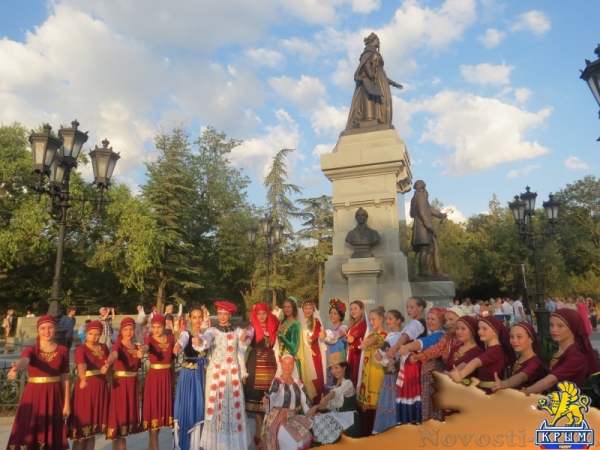 В день открытия памятника Екатерине Великой в столице Крыма власть организовала народные гуляния. Без приятных сюрпризов для крымчан и русских соотечественников во всем мире! (ФОТО) - «Общество Крыма»