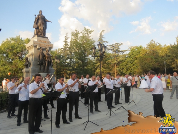 В день открытия памятника Екатерине Великой в столице Крыма власть организовала народные гуляния. Без приятных сюрпризов для крымчан и русских соотечественников во всем мире! (ФОТО) - «Общество Крыма»