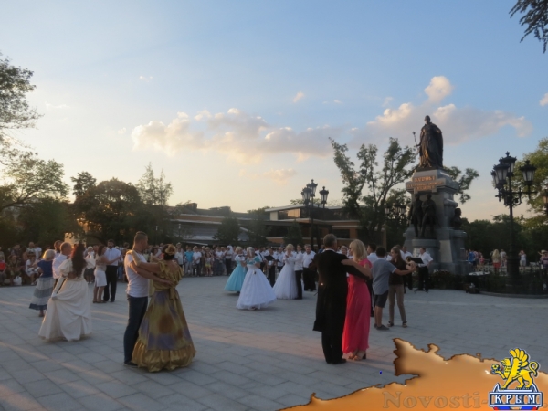 В день открытия памятника Екатерине Великой в столице Крыма власть организовала народные гуляния. Без приятных сюрпризов для крымчан и русских соотечественников во всем мире! (ФОТО) - «Общество Крыма»