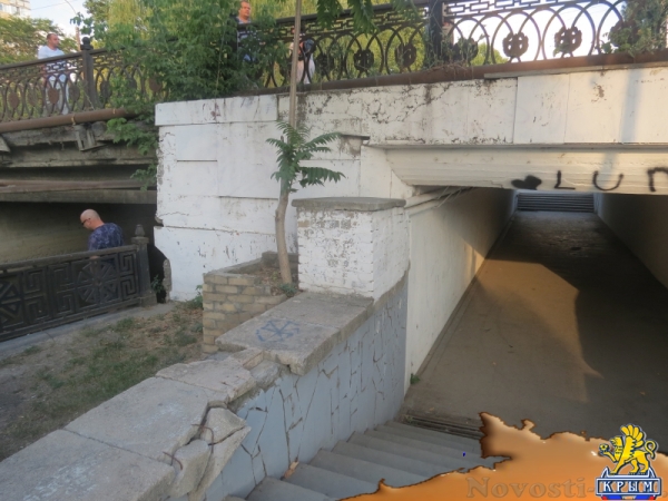 Столица Республики Крым при Геннадии Бахареве и Викторе Агееве: сдвоенная нацистская свастика на парапете входа в Екатерининский сад со стороны набережной реки Салгир (ФОТО) - «Общество Крыма»