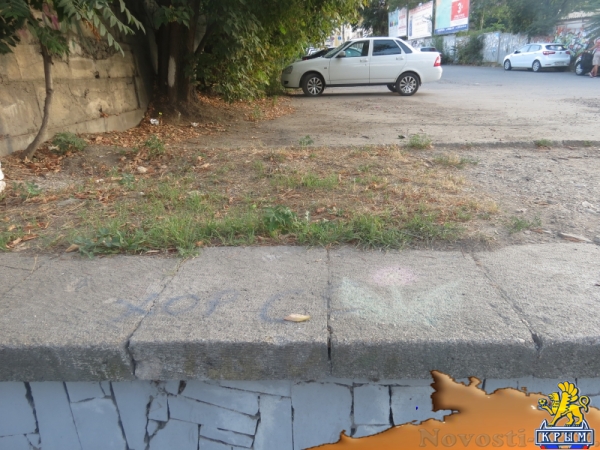 Столица Республики Крым при Геннадии Бахареве и Викторе Агееве: сдвоенная нацистская свастика на парапете входа в Екатерининский сад со стороны набережной реки Салгир (ФОТО) - «Общество Крыма»