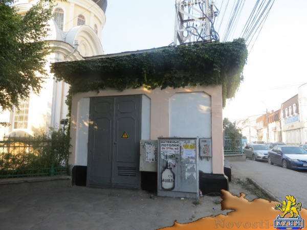 Столица Республики Крым при Геннадии Бахареве и Викторе Агееве: сдвоенная нацистская свастика на парапете входа в Екатерининский сад со стороны набережной реки Салгир (ФОТО) - «Общество Крыма»