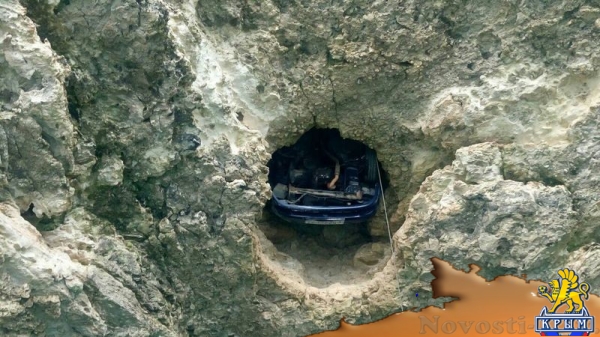 Спасатели провели успешную операцию по извлечению застрявшего в скальном обрыве на Тарханкуте автомобиля (ФОТО, ВИДЕО) - «Возвращение в Россию»