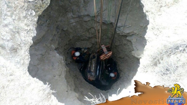 Спасатели провели успешную операцию по извлечению застрявшего в скальном обрыве на Тарханкуте автомобиля (ФОТО, ВИДЕО) - «Возвращение в Россию»