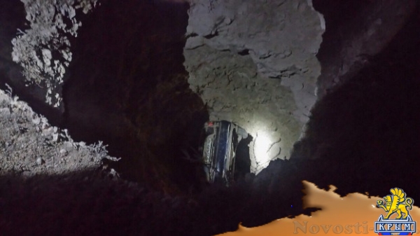 На мысе Тарханкут автомобиль сорвался с обрыва и завис на скалах (ФОТО) - «Симферополь»