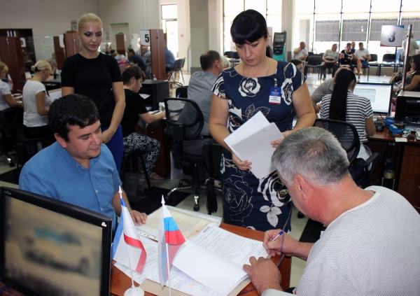 Специалисты Госкомрегистра выдали документы о праве собственности на социальное жилье ветеранам боевых действий и ВОВ - «Госкомрегистр»