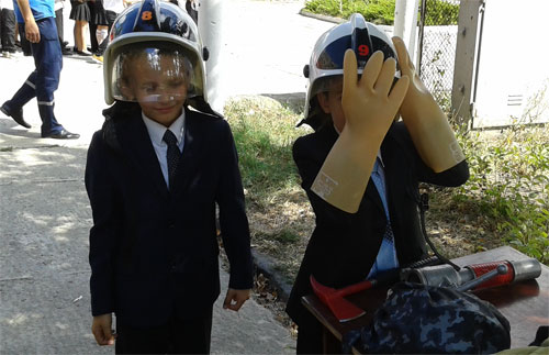 В День знаний сотрудники Министерства чрезвычайных ситуаций Республики Крым повсеместно проводят уроки по основам безопасности жизнедеятельности - «МЧС» В День знаний сотрудники Министерства чрезвычайных ситуаций Республики Крым повсеместно проводят уроки по основам безопасности жизнедеятельности - «МЧС»