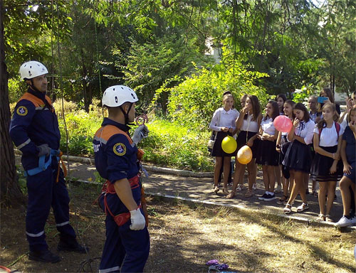 В День знаний сотрудники Министерства чрезвычайных ситуаций Республики Крым повсеместно проводят уроки по основам безопасности жизнедеятельности - «МЧС» В День знаний сотрудники Министерства чрезвычайных ситуаций Республики Крым повсеместно проводят уроки по основам безопасности жизнедеятельности - «МЧС»
