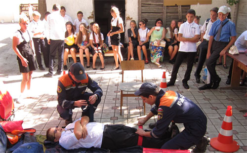 В День знаний сотрудники Министерства чрезвычайных ситуаций Республики Крым повсеместно проводят уроки по основам безопасности жизнедеятельности - «МЧС» В День знаний сотрудники Министерства чрезвычайных ситуаций Республики Крым повсеместно проводят уроки по основам безопасности жизнедеятельности - «МЧС»