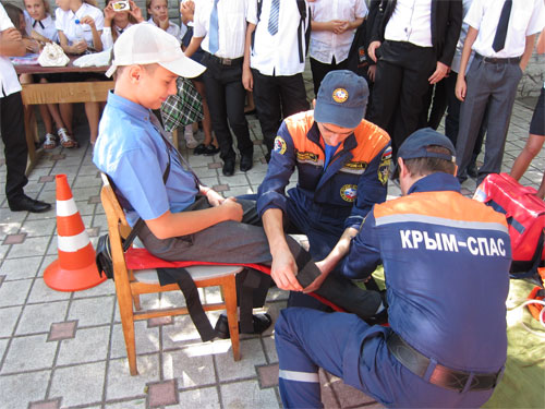 В День знаний сотрудники Министерства чрезвычайных ситуаций Республики Крым повсеместно проводят уроки по основам безопасности жизнедеятельности - «МЧС» В День знаний сотрудники Министерства чрезвычайных ситуаций Республики Крым повсеместно проводят уроки по основам безопасности жизнедеятельности - «МЧС»