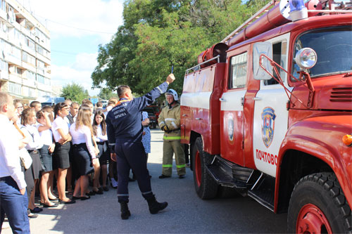 В День знаний сотрудники Министерства чрезвычайных ситуаций Республики Крым повсеместно проводят уроки по основам безопасности жизнедеятельности - «МЧС» В День знаний сотрудники Министерства чрезвычайных ситуаций Республики Крым повсеместно проводят уроки по основам безопасности жизнедеятельности - «МЧС»