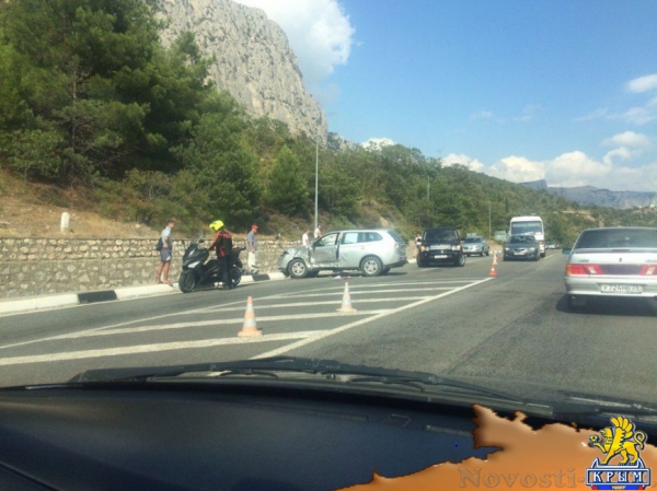 На крымской трассе после столкновения с джипом погиб мотоциклист: молоцикл от удара закинуло на опорную стену (ФОТО 18+) - «Симферополь»