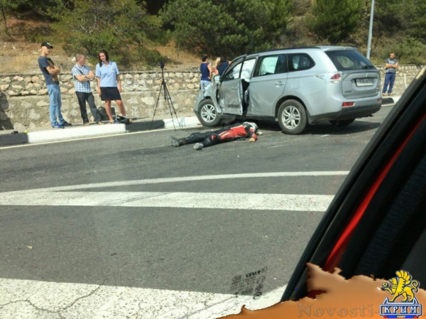 На крымской трассе после столкновения с джипом погиб мотоциклист: молоцикл от удара закинуло на опорную стену (ФОТО 18+) - «Симферополь»