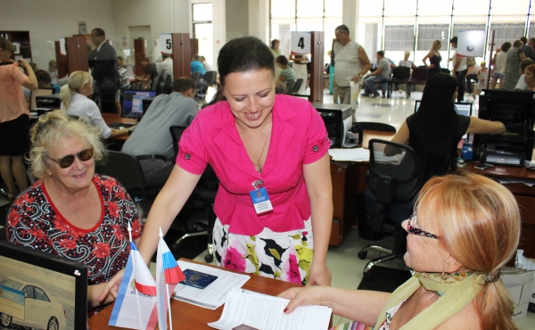 Ветераны ВОВ получили в Госкомрегистре документы на социальное жилье в симферопольской новостройке - «Госкомрегистр»