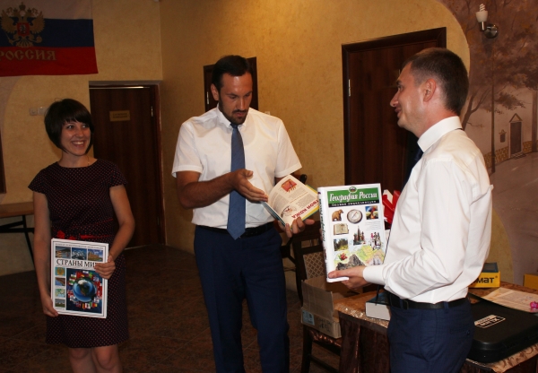 Коллектив Госкомрегистра поздравил Ивановскую школу Нижнегорского района с началом учебного года - «Госкомрегистр»