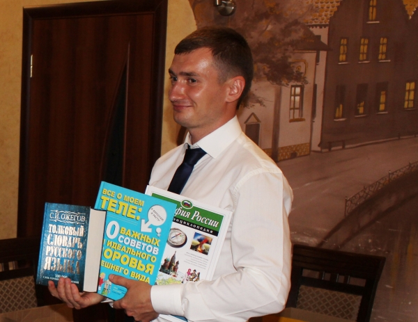 Коллектив Госкомрегистра поздравил Ивановскую школу Нижнегорского района с началом учебного года - «Госкомрегистр»