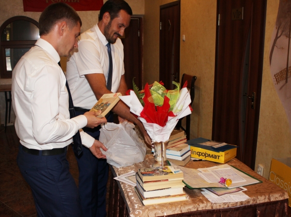 Коллектив Госкомрегистра поздравил Ивановскую школу Нижнегорского района с началом учебного года - «Госкомрегистр»