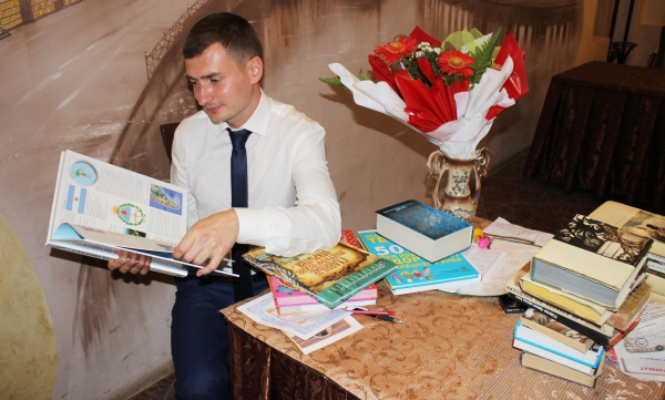 Коллектив Госкомрегистра поздравил Ивановскую школу Нижнегорского района с началом учебного года - «Госкомрегистр»