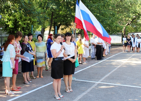 Руководство Госкомрегистра в День знаний вручило грамоты студентам Крымского колледжа, успешно прошедшим практику в комитете - «Госкомрегистр»