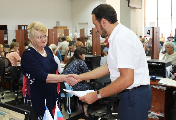 Председатель Госкомрегистра выдал миллионный кадастровый паспорт в Республике Крым директору Чистенской школы-гимназии - «Госкомрегистр»