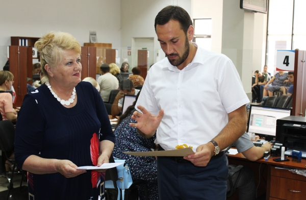 Председатель Госкомрегистра выдал миллионный кадастровый паспорт в Республике Крым директору Чистенской школы-гимназии - «Госкомрегистр»