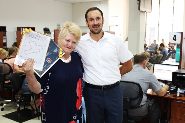 Председатель Госкомрегистра выдал миллионный кадастровый паспорт в Республике Крым директору Чистенской школы-гимназии - «Госкомрегистр»