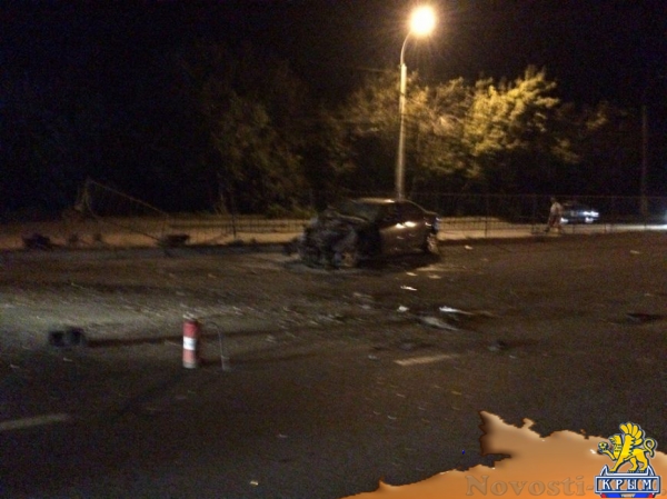 Ночью на проспекте Победы Симферополя иномарка разбилась в «хлам», врезавшись в рекламный щит (ФОТО) - «Симферополь»