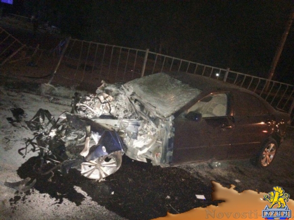 Ночью на проспекте Победы Симферополя иномарка разбилась в «хлам», врезавшись в рекламный щит (ФОТО) - «Симферополь»