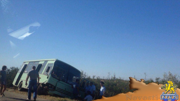 Один человек погиб, четыре получили травмы при столкновении рейсового автобуса и легковушки в Сакском районе (ФОТО, ВИДЕО) - «Политика Крыма»