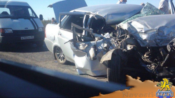 Один человек погиб, четыре получили травмы при столкновении рейсового автобуса и легковушки в Сакском районе (ФОТО, ВИДЕО) - «Политика Крыма»