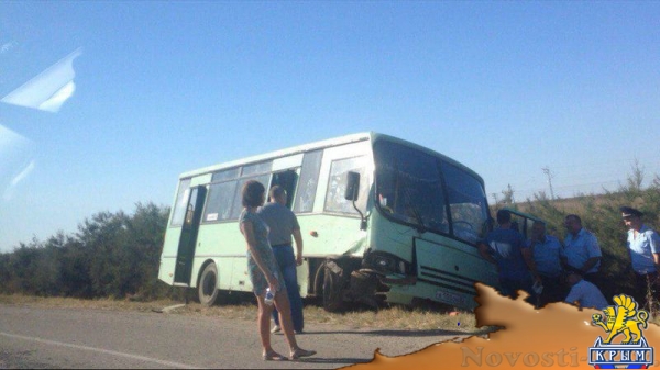 Один человек погиб, четыре получили травмы при столкновении рейсового автобуса и легковушки в Сакском районе (ФОТО, ВИДЕО) - «Политика Крыма»