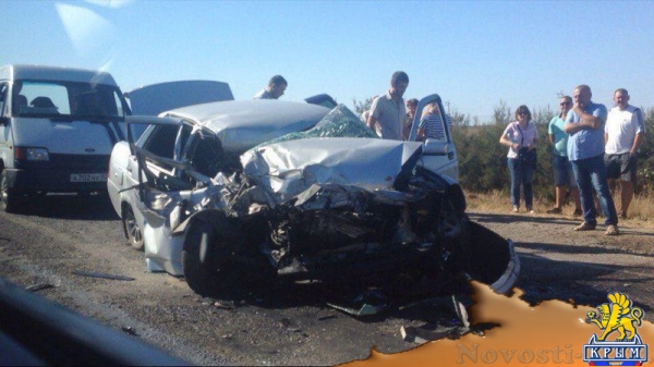 Один человек погиб, четыре получили травмы при столкновении рейсового автобуса и легковушки в Сакском районе (ФОТО, ВИДЕО) - «Политика Крыма»