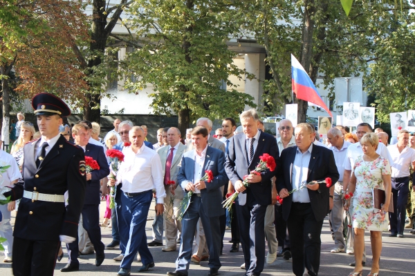 Председатель Госкомрегистра принял участие в мероприятии, посвященном Дню памяти воинов, погибших в Крымской войне - «Госкомрегистр»