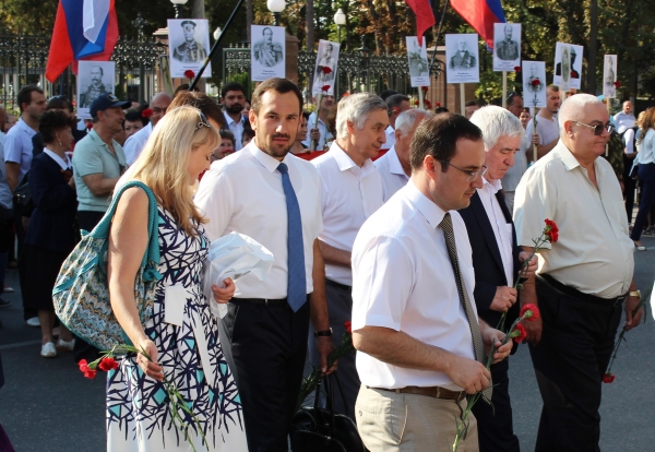 Председатель Госкомрегистра принял участие в мероприятии, посвященном Дню памяти воинов, погибших в Крымской войне - «Госкомрегистр»