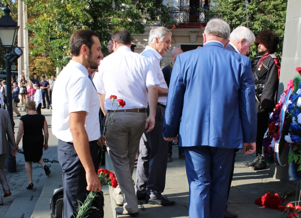 Председатель Госкомрегистра принял участие в мероприятии, посвященном Дню памяти воинов, погибших в Крымской войне - «Госкомрегистр»