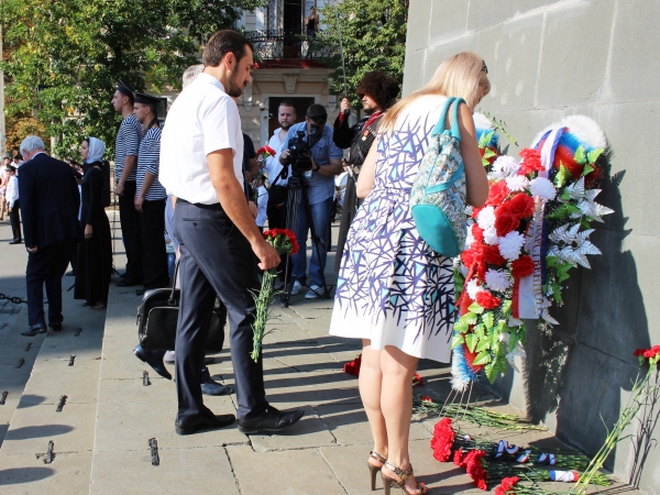 Председатель Госкомрегистра принял участие в мероприятии, посвященном Дню памяти воинов, погибших в Крымской войне - «Госкомрегистр»