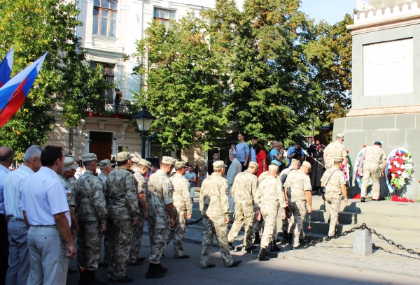 Председатель Госкомрегистра принял участие в мероприятии, посвященном Дню памяти воинов, погибших в Крымской войне - «Госкомрегистр»