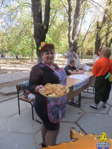 В ходе осеннего литературного фестиваля «КрымБукФест-2016» в центре Симферополе прошла культурно-просветительская акция «БиблиоСквер; книга, культура, досуг» (ФОТО) - «Общество Крыма»