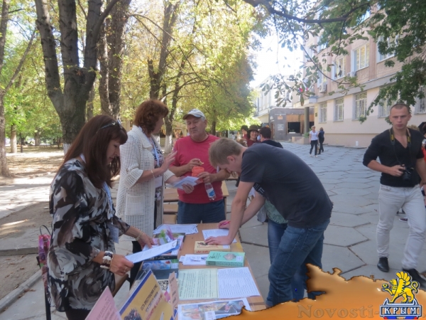 В ходе осеннего литературного фестиваля «КрымБукФест-2016» в центре Симферополе прошла культурно-просветительская акция «БиблиоСквер; книга, культура, досуг» (ФОТО) - «Общество Крыма»
