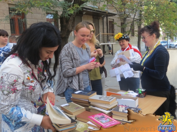 В ходе осеннего литературного фестиваля «КрымБукФест-2016» в центре Симферополе прошла культурно-просветительская акция «БиблиоСквер; книга, культура, досуг» (ФОТО) - «Общество Крыма»
