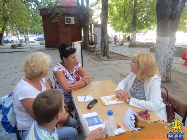 В ходе осеннего литературного фестиваля «КрымБукФест-2016» в центре Симферополе прошла культурно-просветительская акция «БиблиоСквер; книга, культура, досуг» (ФОТО) - «Общество Крыма»