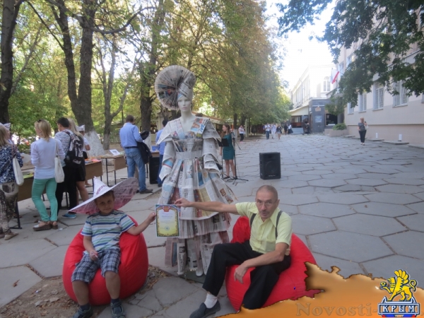 В ходе осеннего литературного фестиваля «КрымБукФест-2016» в центре Симферополе прошла культурно-просветительская акция «БиблиоСквер; книга, культура, досуг» (ФОТО) - «Общество Крыма»
