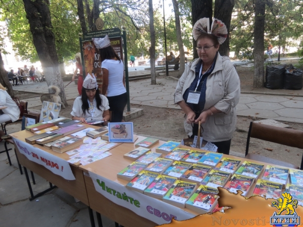 В ходе осеннего литературного фестиваля «КрымБукФест-2016» в центре Симферополе прошла культурно-просветительская акция «БиблиоСквер; книга, культура, досуг» (ФОТО) - «Общество Крыма»