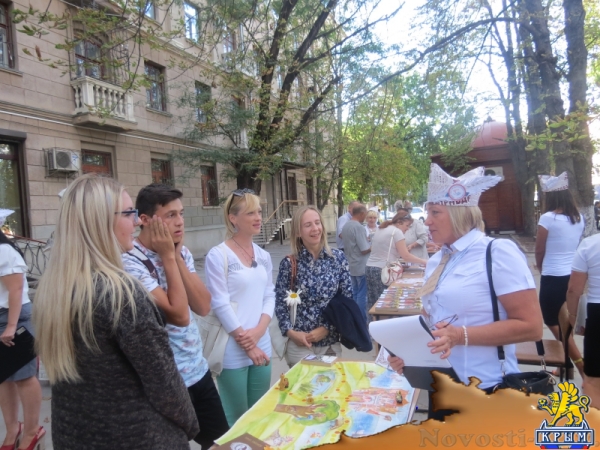 В ходе осеннего литературного фестиваля «КрымБукФест-2016» в центре Симферополе прошла культурно-просветительская акция «БиблиоСквер; книга, культура, досуг» (ФОТО) - «Общество Крыма»