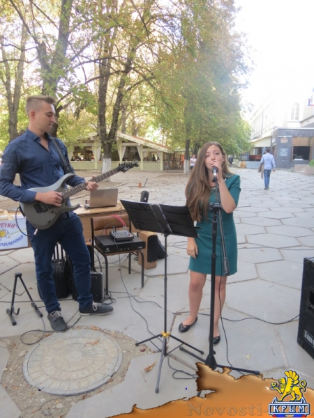 В ходе осеннего литературного фестиваля «КрымБукФест-2016» в центре Симферополе прошла культурно-просветительская акция «БиблиоСквер; книга, культура, досуг» (ФОТО) - «Общество Крыма»