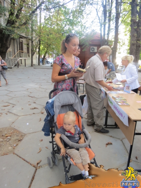 В ходе осеннего литературного фестиваля «КрымБукФест-2016» в центре Симферополе прошла культурно-просветительская акция «БиблиоСквер; книга, культура, досуг» (ФОТО) - «Общество Крыма»