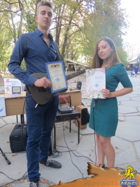 В ходе осеннего литературного фестиваля «КрымБукФест-2016» в центре Симферополе прошла культурно-просветительская акция «БиблиоСквер; книга, культура, досуг» (ФОТО) - «Общество Крыма»