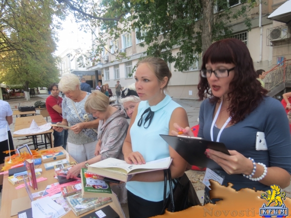 В ходе осеннего литературного фестиваля «КрымБукФест-2016» в центре Симферополе прошла культурно-просветительская акция «БиблиоСквер; книга, культура, досуг» (ФОТО) - «Общество Крыма»